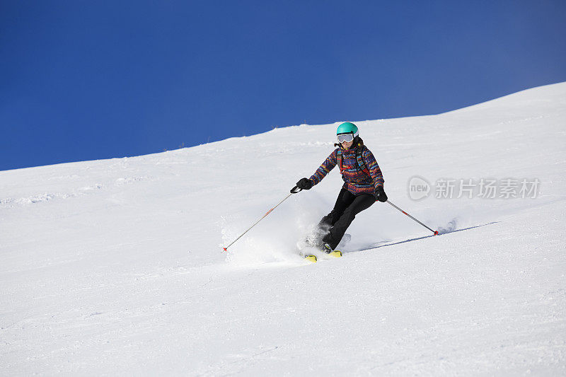 女子滑雪者在滑雪胜地滑雪业余冬季运动