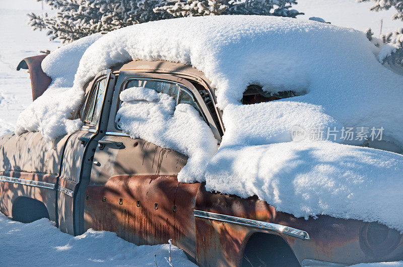 老农的汽车被遗弃在雪地里