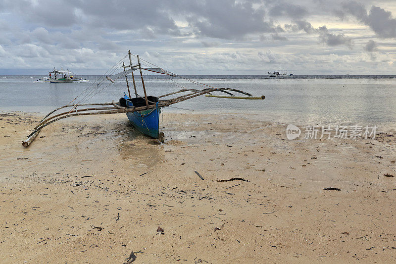 巴郎盖或邦加船搁浅在海滩上。蓬Ballo-Sipalay-Philippines。0339
