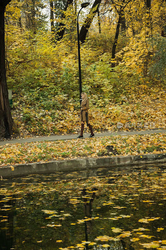公园里一个女孩的秋天画像