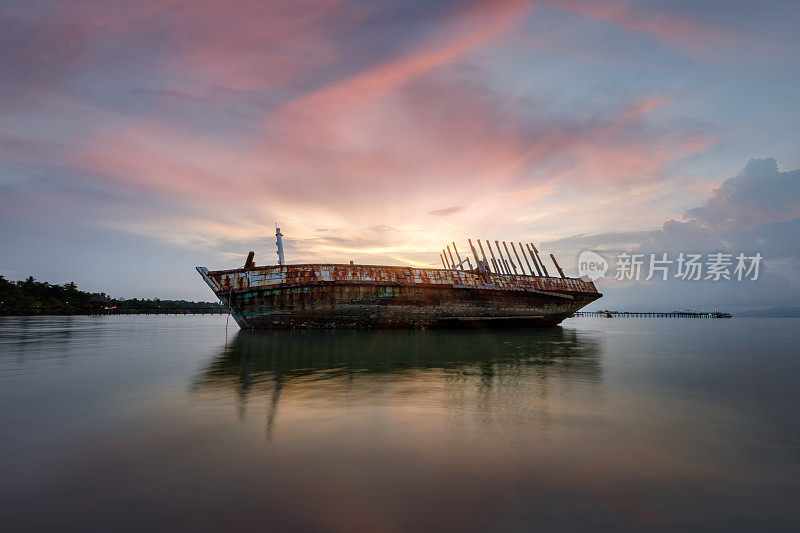 被遗弃在海滩上的失事船只或在泰国海岸附近失事的船只。