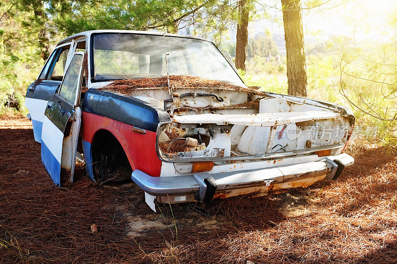 20世纪70年代的旧汽车留在农场里任凭腐蚀