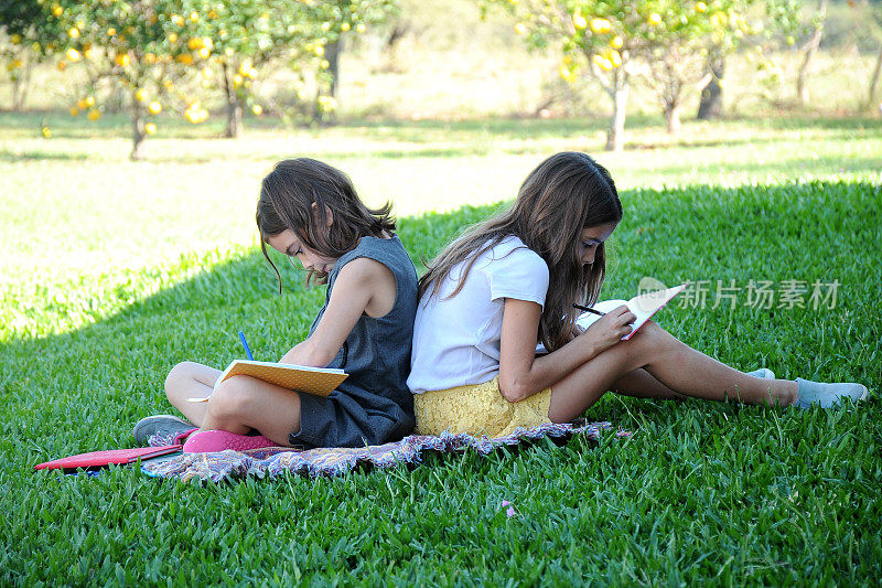 女孩们在户外学习
