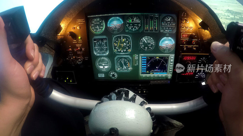 男性双手控制飞行模拟器，初学飞行员在学校练习