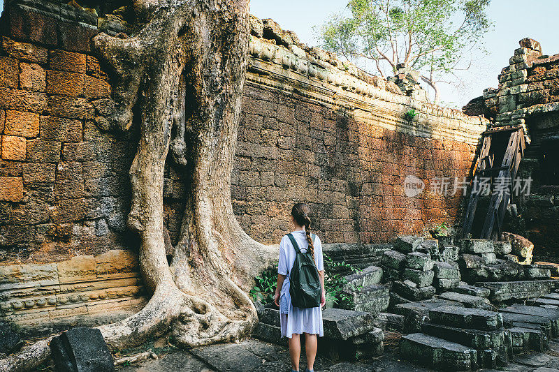 女子背包探索柬埔寨吴哥窟