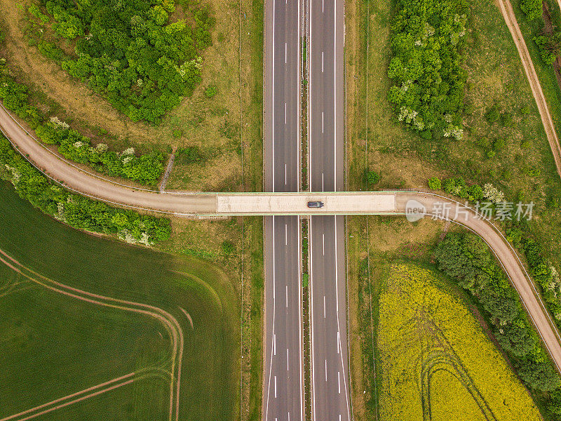 蜿蜒的公路从上面穿过田野，德国