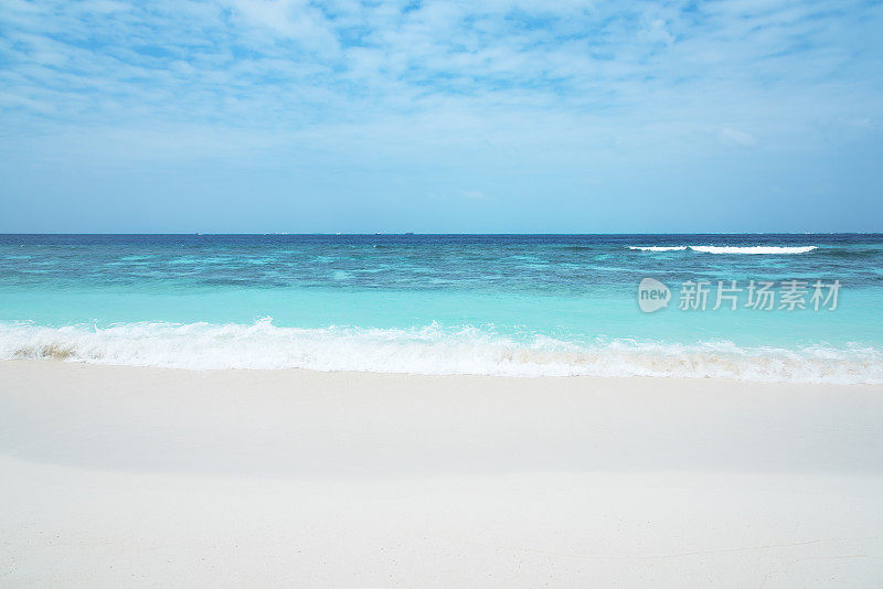 沙滩和海浪复制空间场景