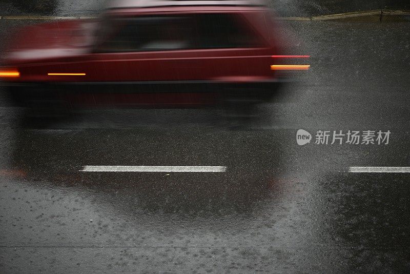 倾盆大雨时汽车在路上行驶