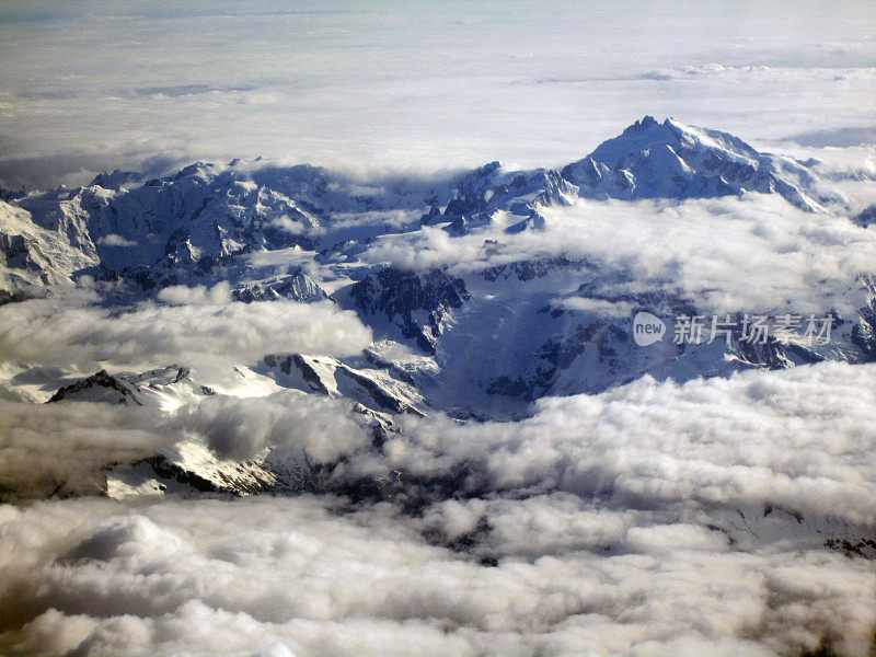 冰雪覆盖着群山