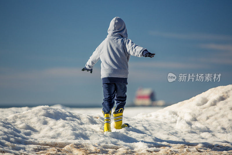 儿童探索冰冻的密歇根湖