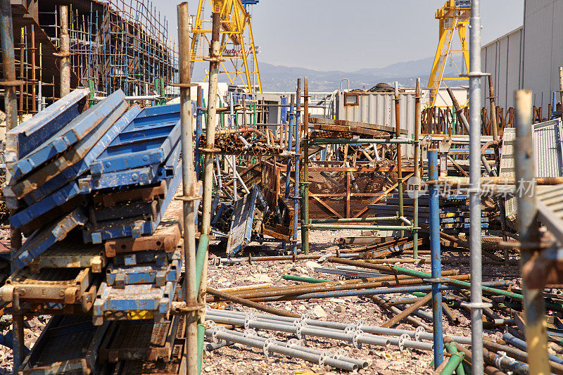 在废物堆积场或建筑堆积场的废金属