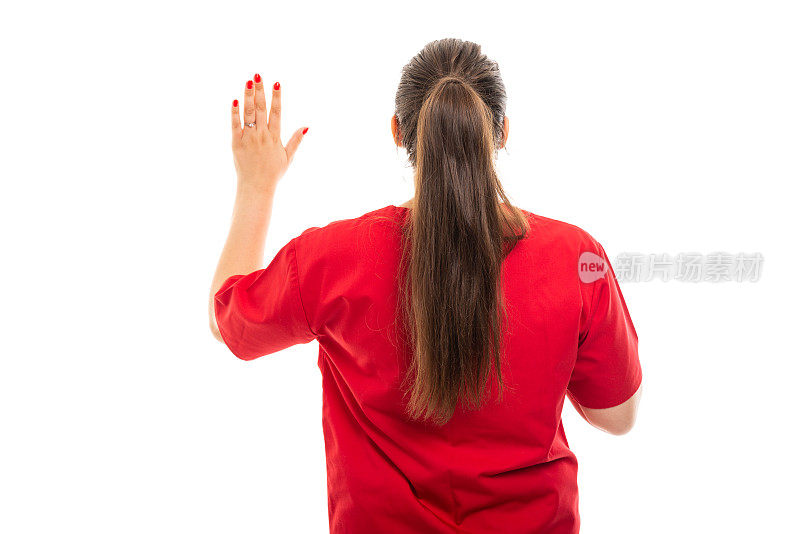 护士戴着护具的后视图，显示誓言手势