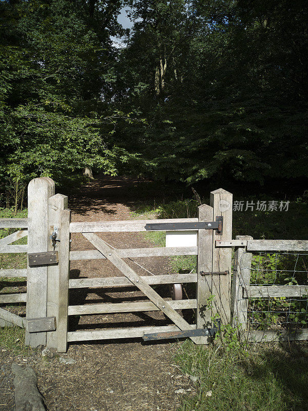 大门栅栏栅栏步道步行乡村乡村户外