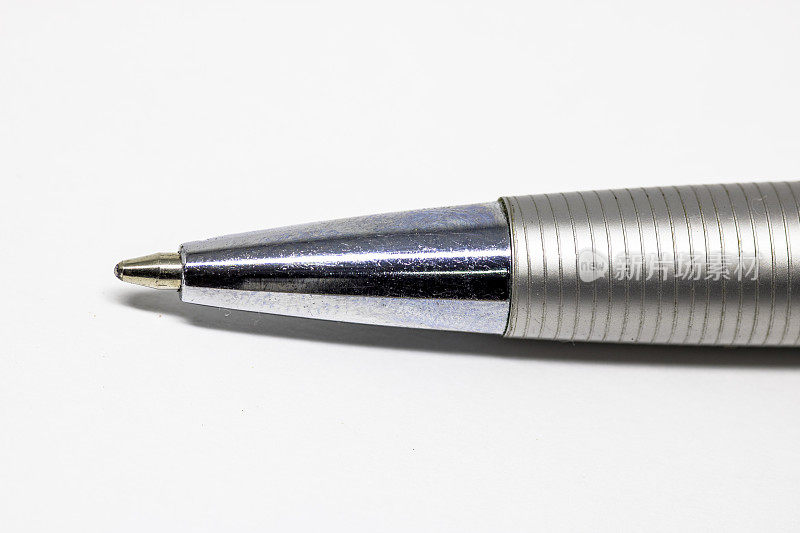 金属笔在白色背景的细节