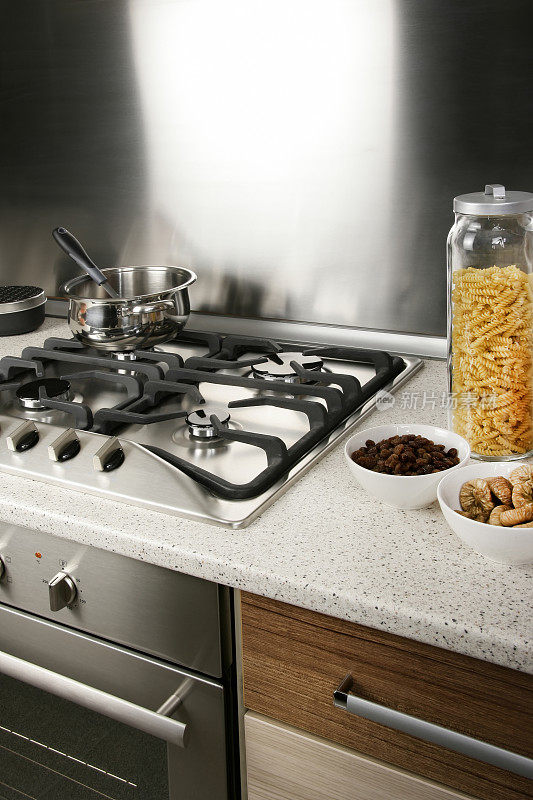 关闭现代家庭厨房