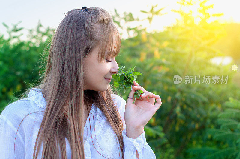 年轻女子闻薄荷味