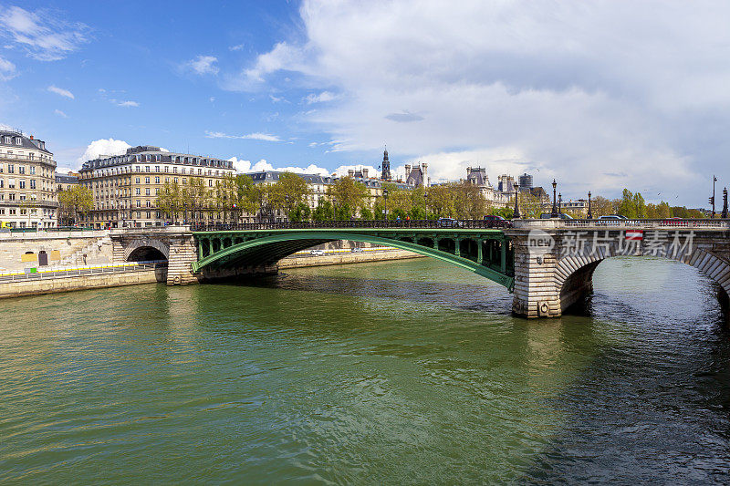 巴黎塞纳河上的圣母院桥
