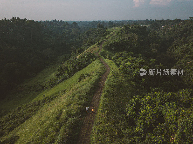 无人机的观点，年轻夫妇走在大米自然散步，乌布-巴厘岛-人们旅游热带目的地爱浪漫的概念