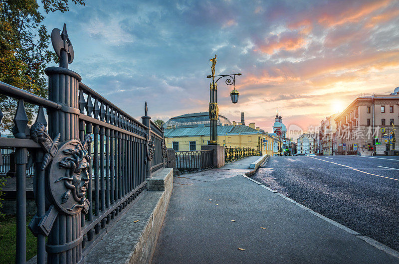 篱笆和潘特列莫诺夫斯基桥上的美杜莎·戈尔贡雕塑