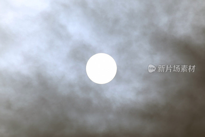 中午透过云层的太阳圆盘