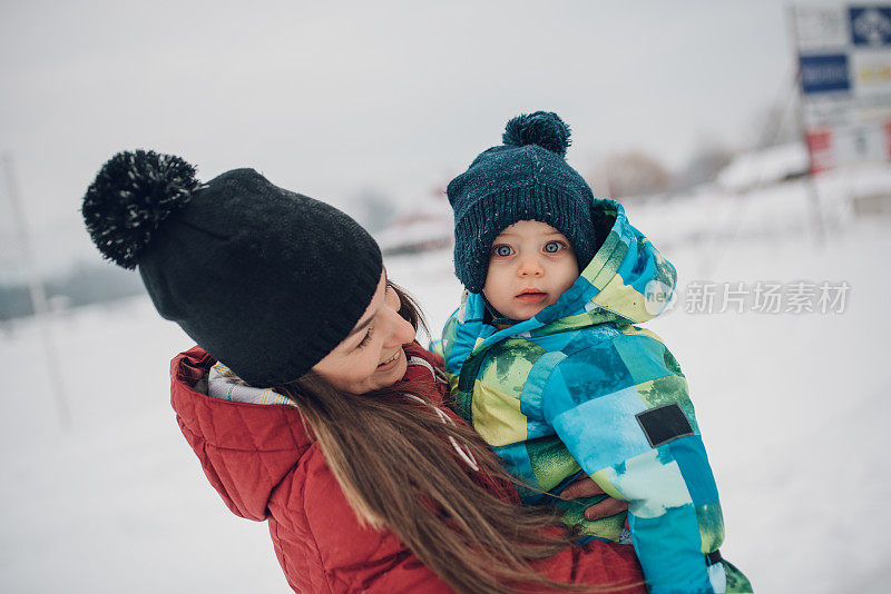 妈妈和宝宝在享受雪