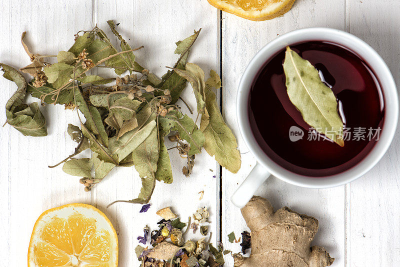 干草药和一杯草药茶