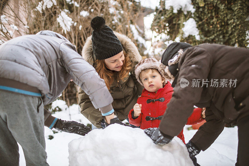 母亲和孩子们在一个雪天