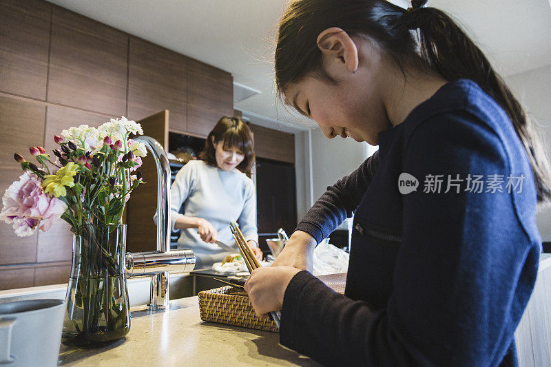 母亲和女儿一起在厨房做饭