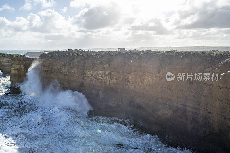 澳大利亚大洋路阿德峡谷的巨浪