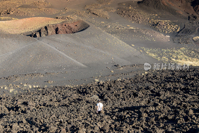 在火山上行走的人