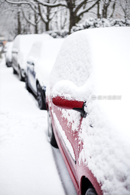 白雪覆盖的面目全非的汽车