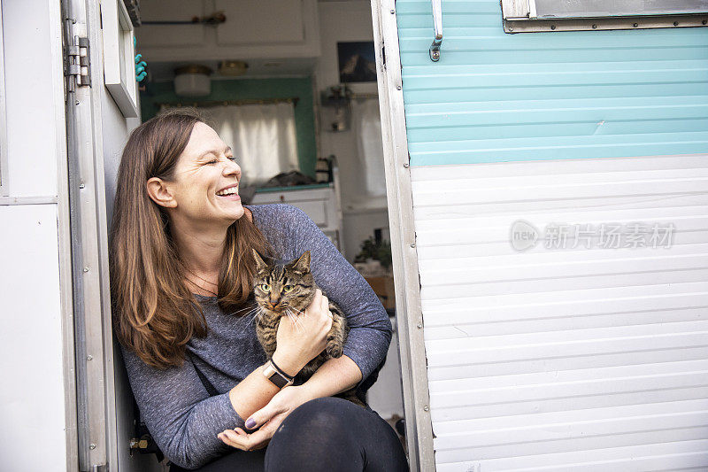 一个女人和她的猫在拖车里露营