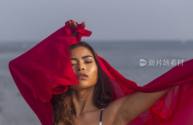 一名年轻的巴西女子在土耳其伊斯坦布尔西里夫里海滩摆姿势