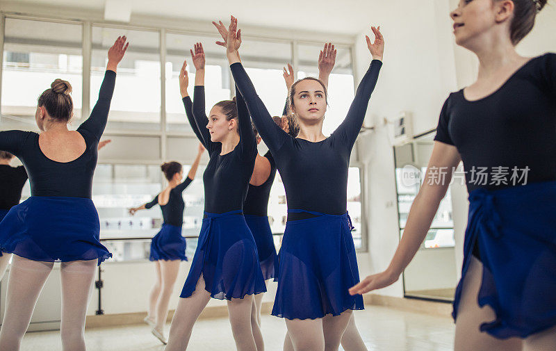 女孩们一起训练芭蕾舞演员