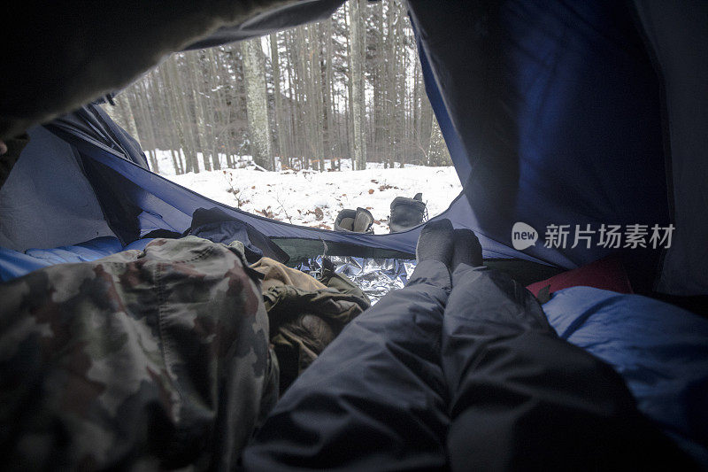 一个在冬季森林露营的男人的个人观点