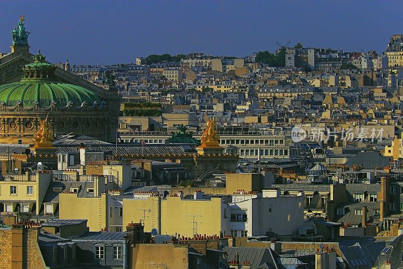 日出时法国蒙马特屋顶建筑——法国巴黎
