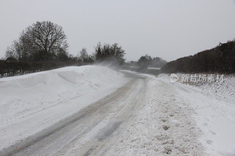 被雪堵塞的乡村道路