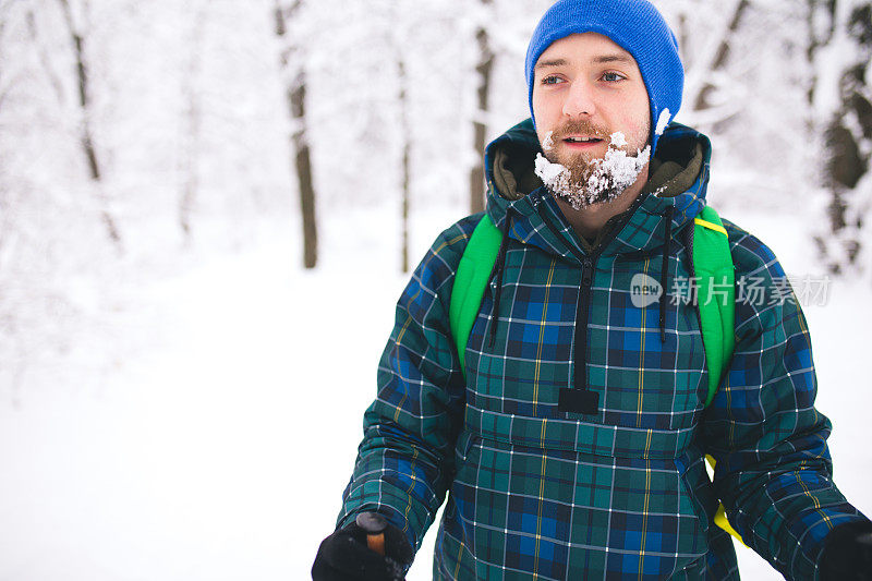 一个人独自行走在雪山上。