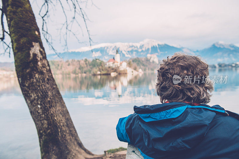 高级男子享受在斯洛文尼亚，欧洲流血湖的景色