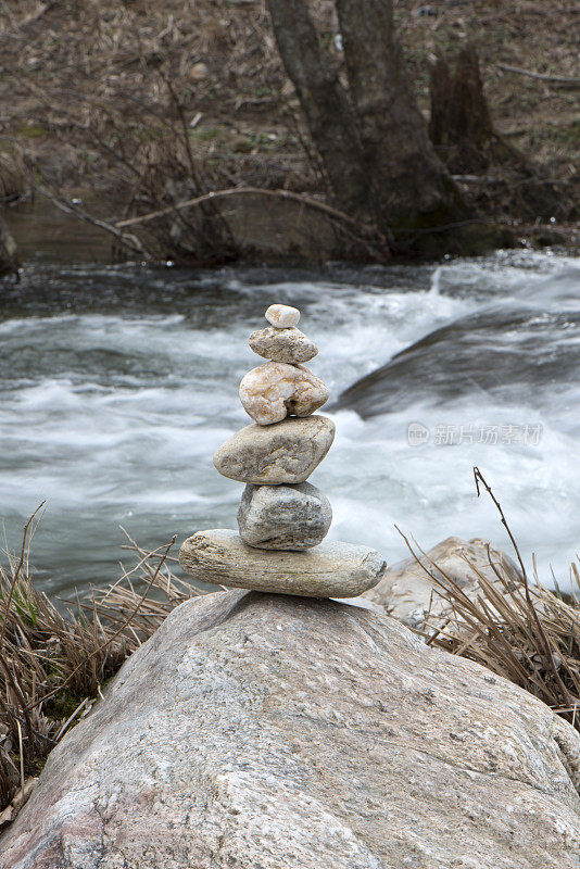 溪边平衡的石头