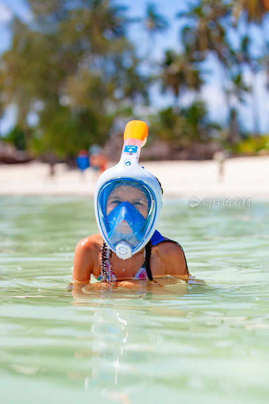 带着水肺面具探索热带度假的年轻女孩