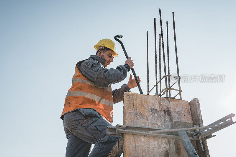 建筑工人正在建筑工地的屋顶上工作