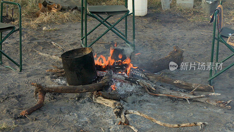 草原露营。烹饪着火了