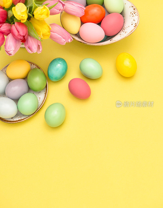 复活节彩蛋装饰郁金香花黄色桌子背景