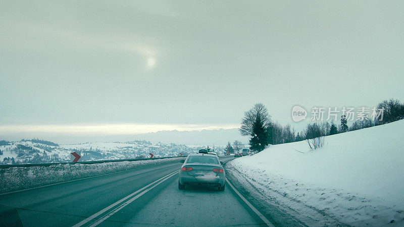 在路上。司机的视角，看看白雪覆盖的世界