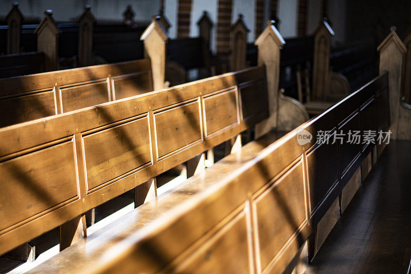 古老的斯堪的纳维亚教堂里的长凳