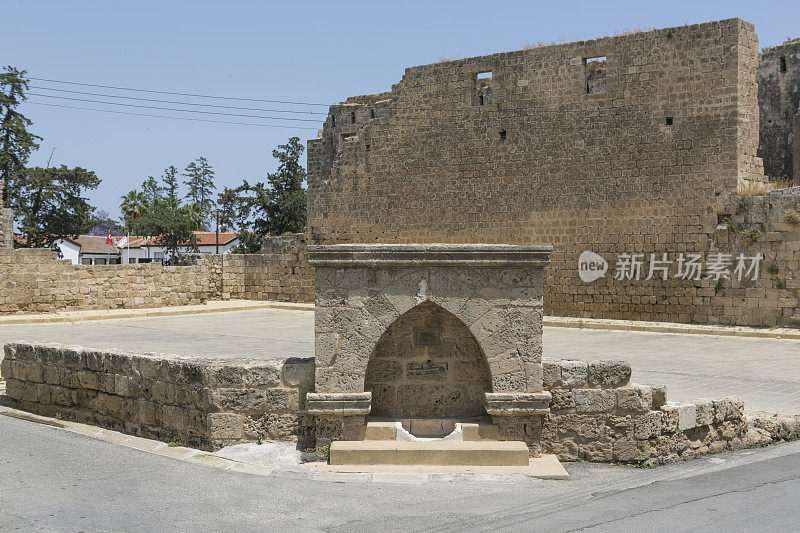 塞浦路斯北部土耳其的法玛古斯塔・马古萨・尼科西亚的历史喷泉和古老的石墙