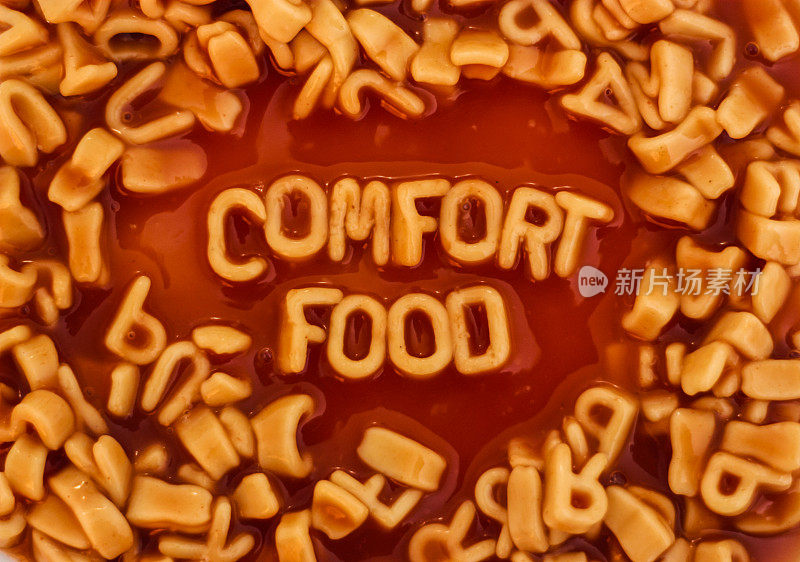 单词“安慰食物”是用意大利面形状的字母拼出来的