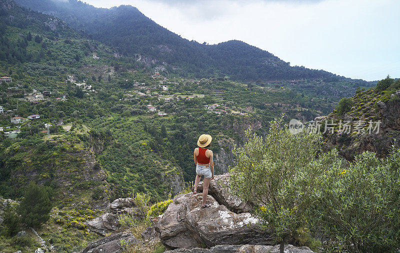 旅行者欣赏风景