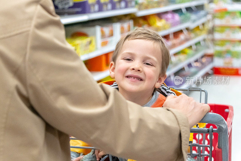 微笑的三岁男孩在超市
